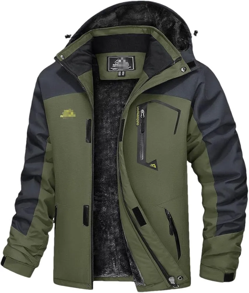 Une veste verte et noire avec une capuche.