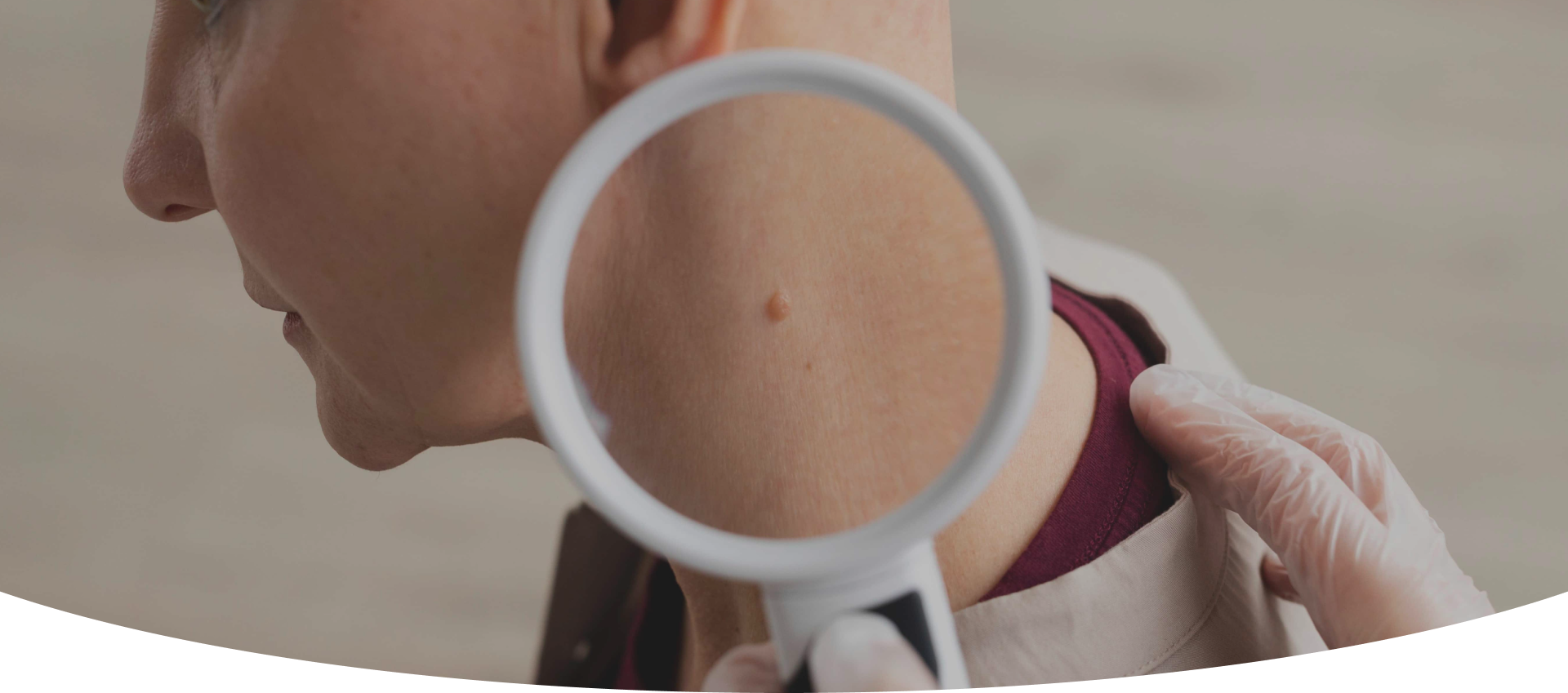 Femme souriante portant un bandeau, prête pour un soin d'excroissance de la peau dans une clinique médico-esthétique Montréal.