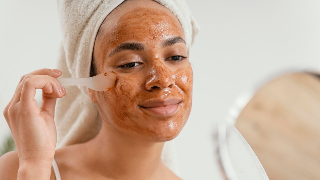 Femme appliquant un remède naturel pour traiter les taches brunes sur la peau.