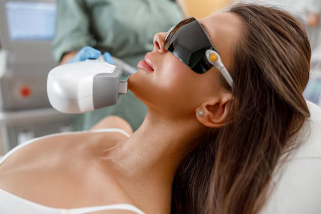 Ciblage des taches brunes sur la peau avec des patchs pour les yeux.