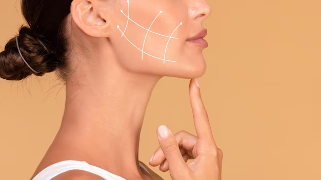 Gros plan d'une femme prête à subir un fil tenseur visage avec des marques sur la joue.