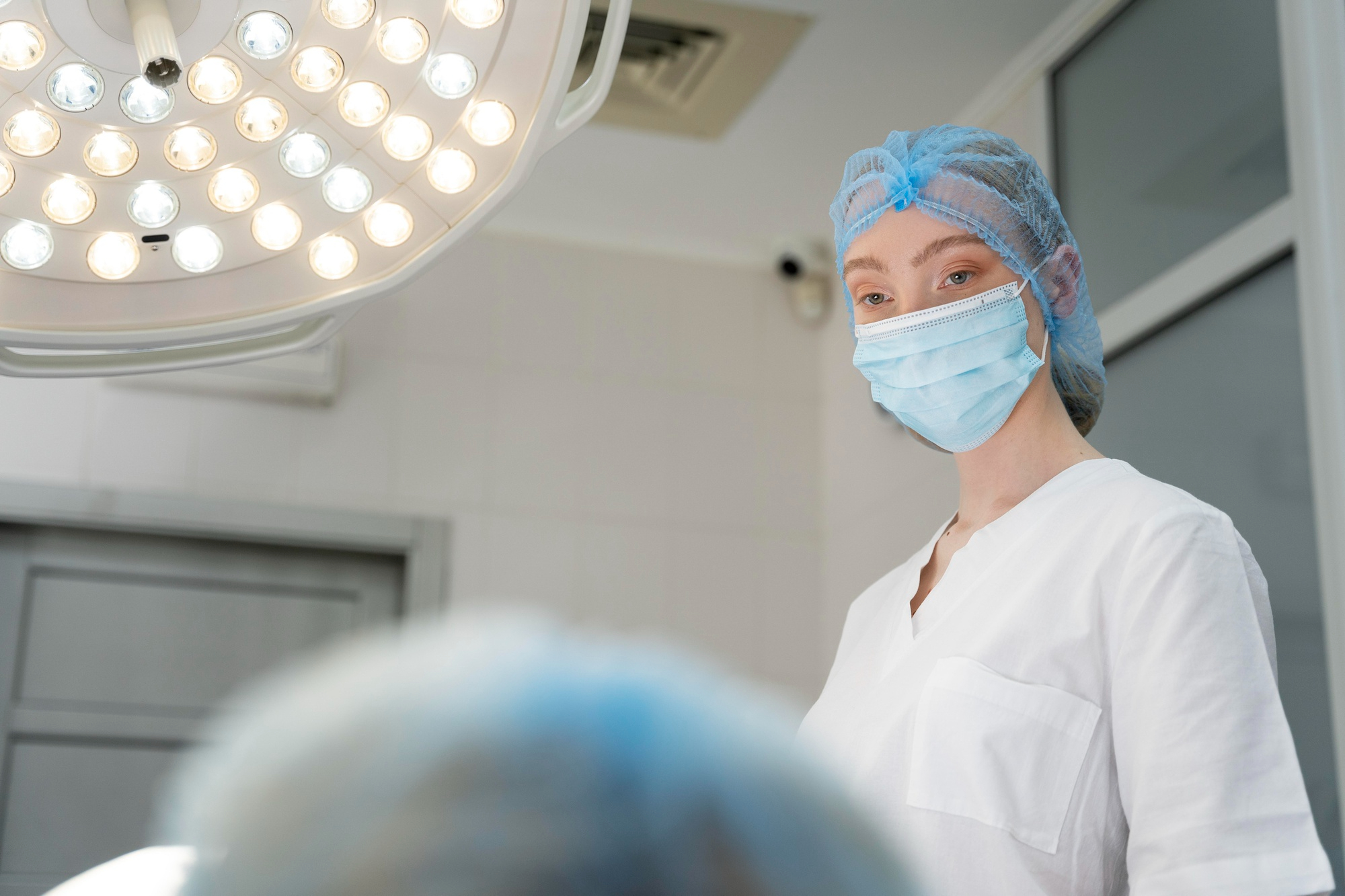 Professionnelle en clinique médico-esthétique évaluant le contour des yeux avant un traitement des poches sous les yeux à Montréal.