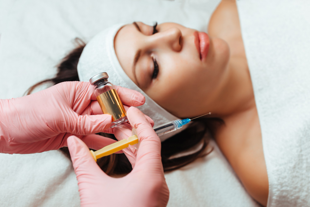 Professionnelle prélevant le plasma riche en plaquettes pour un Traitement par PRP destiné au rajeunissement facial, Montréal.