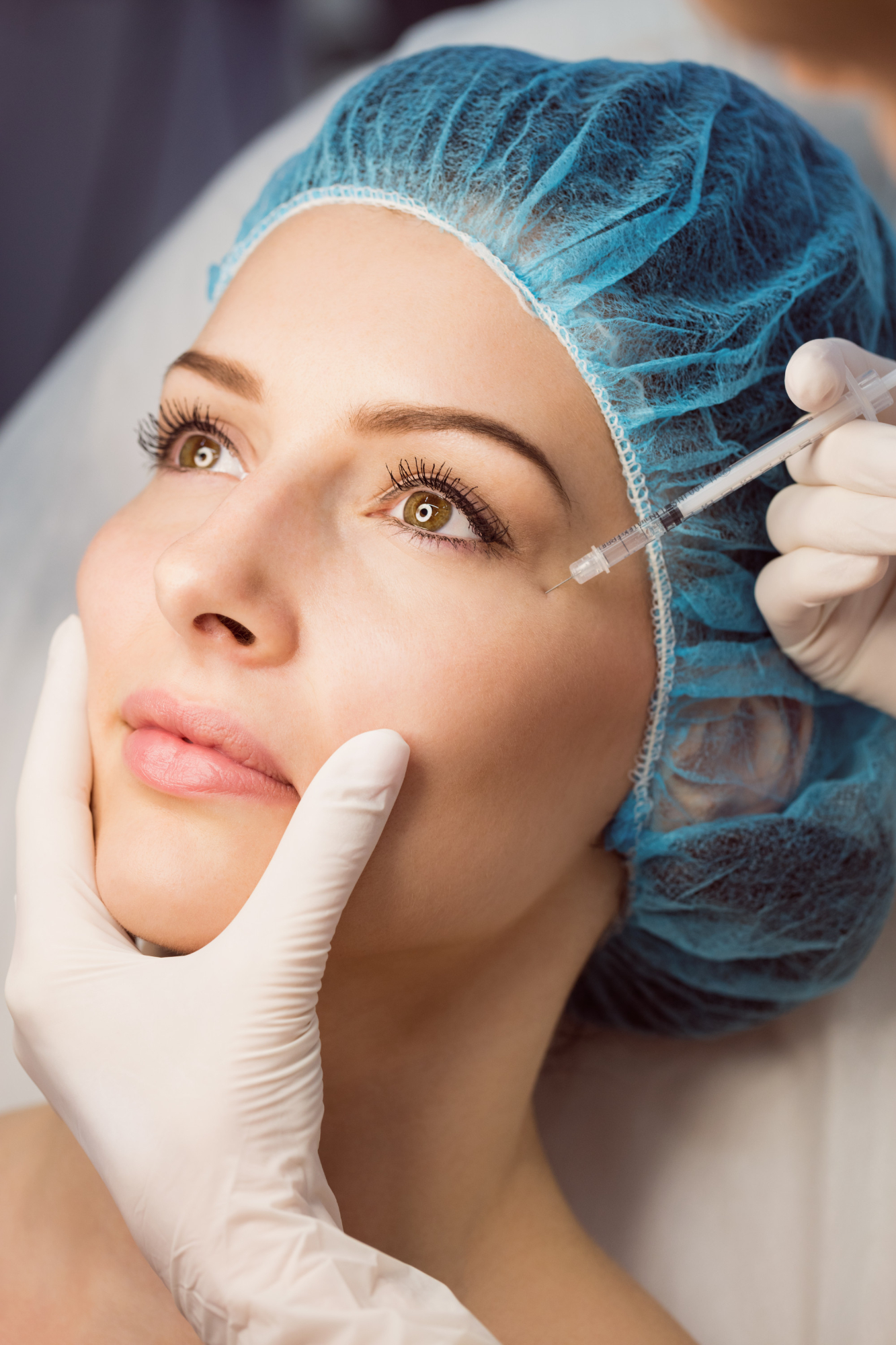Injection de Botox anti-rides autour de l'œil réalisée par un professionnel en clinique esthétique.