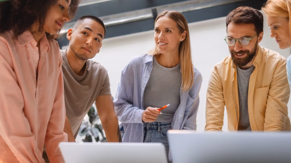 Équipe en formation collaborant autour d’outils numériques et d’intelligence artificielle