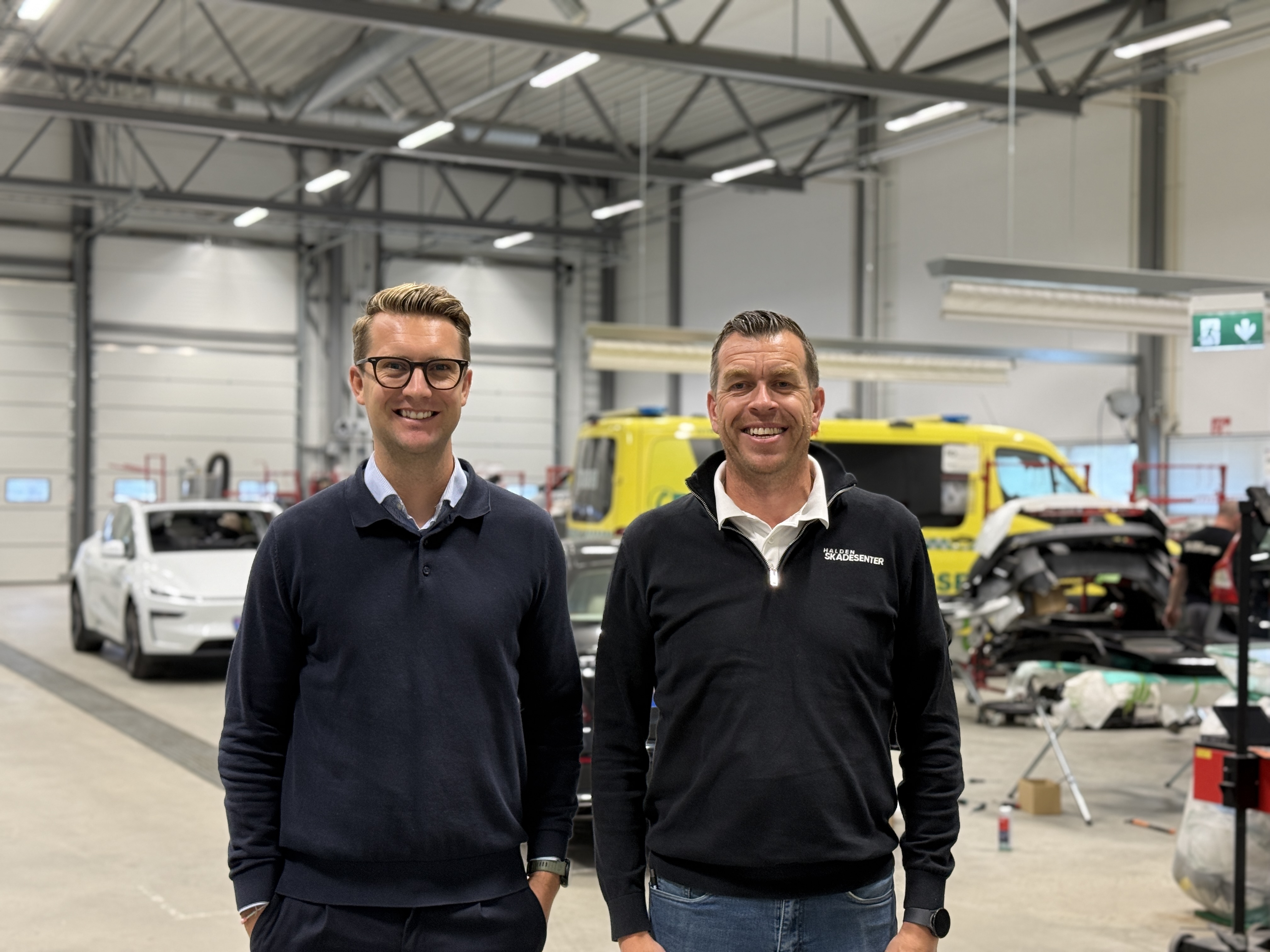 Filip Kilevold og Jonas Pettersen Hjørnegaard fra GP-Gruppen i verkstedet hos Halden Skadesenter
