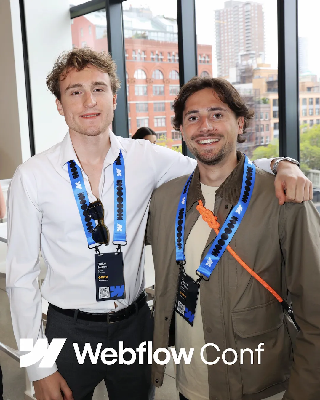 Deux participants (Florian Bodelot et Thomas Labonne) posant ensemble à la Webflow Conf, avec une vue sur les bâtiments de la ville de NYC en arrière-plan.