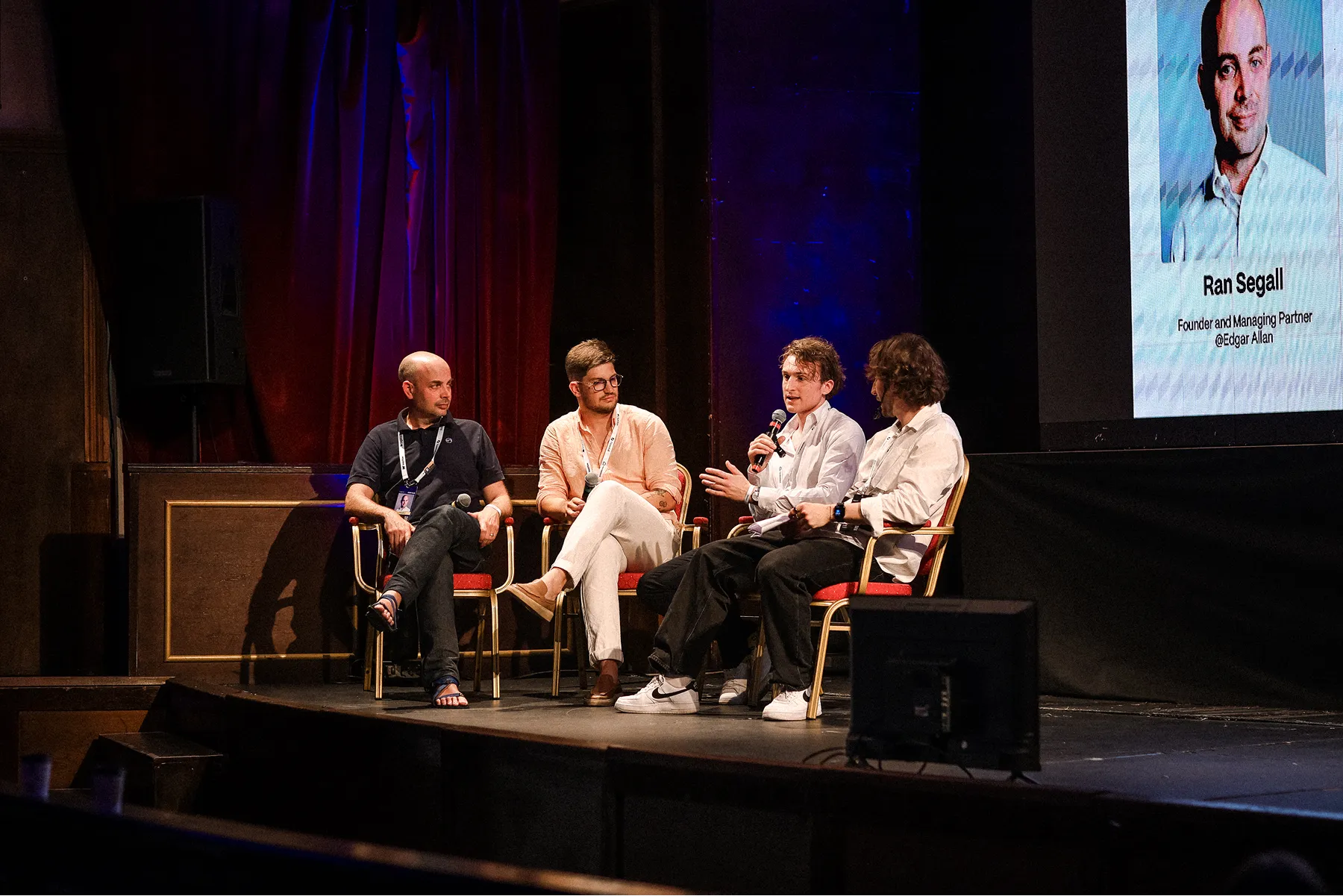 Panel de quatre intervenants lors d’une conférence Webflow, échangeant sur scène devant le public.