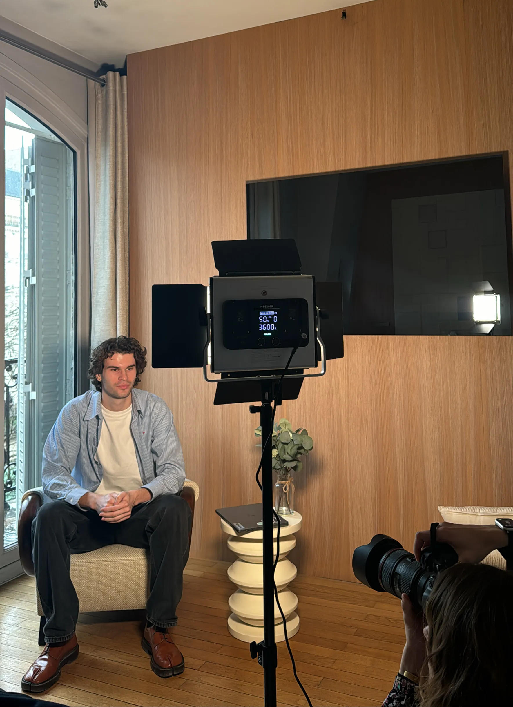 Séance d’interview avec éclairage professionnel, un intervenant assis face à la caméra.