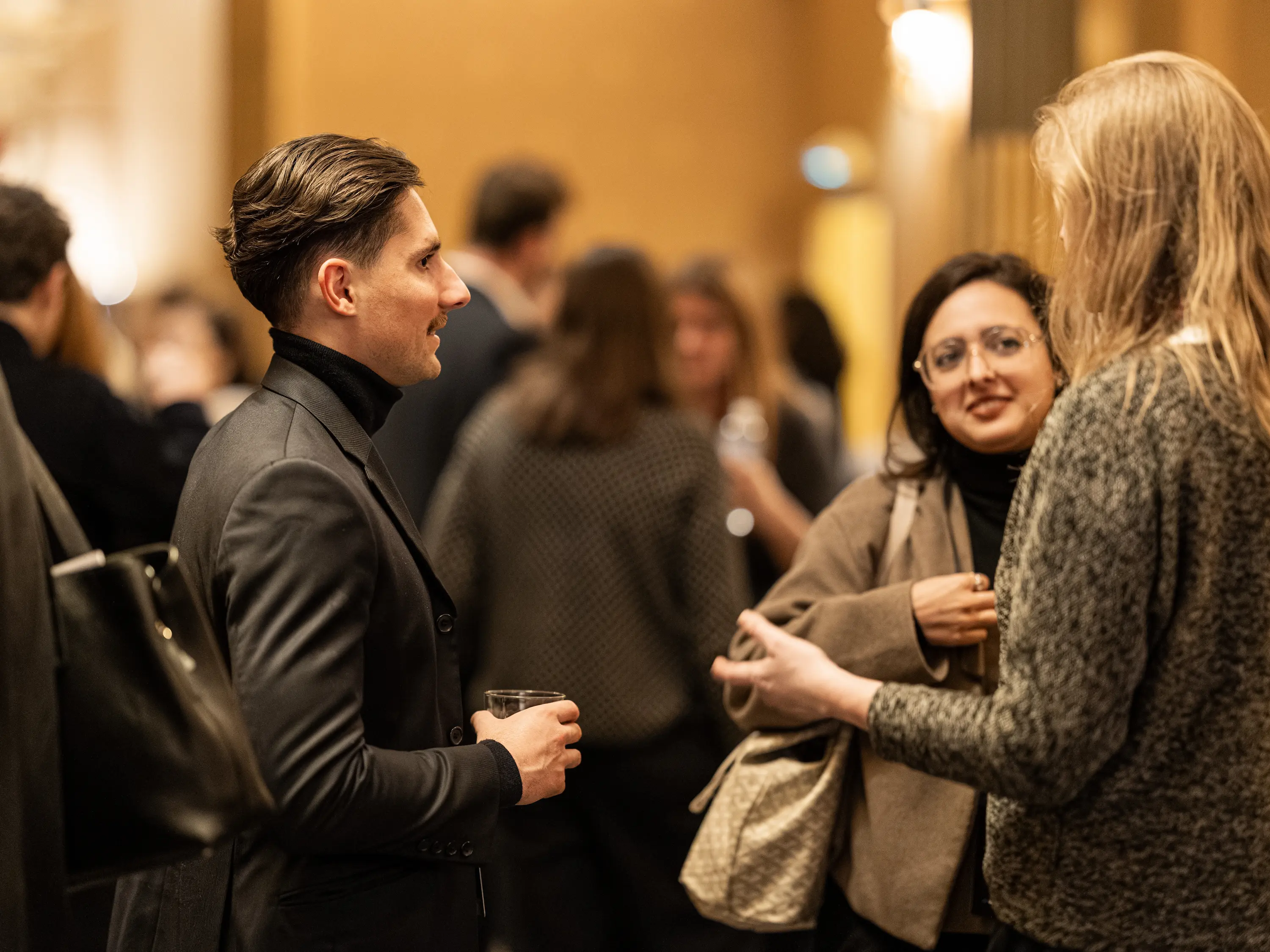 Attendees networking during a Webflow x Digidop event, sharing ideas and expertise in a welcoming atmosphere focused on web, design, and innovation.