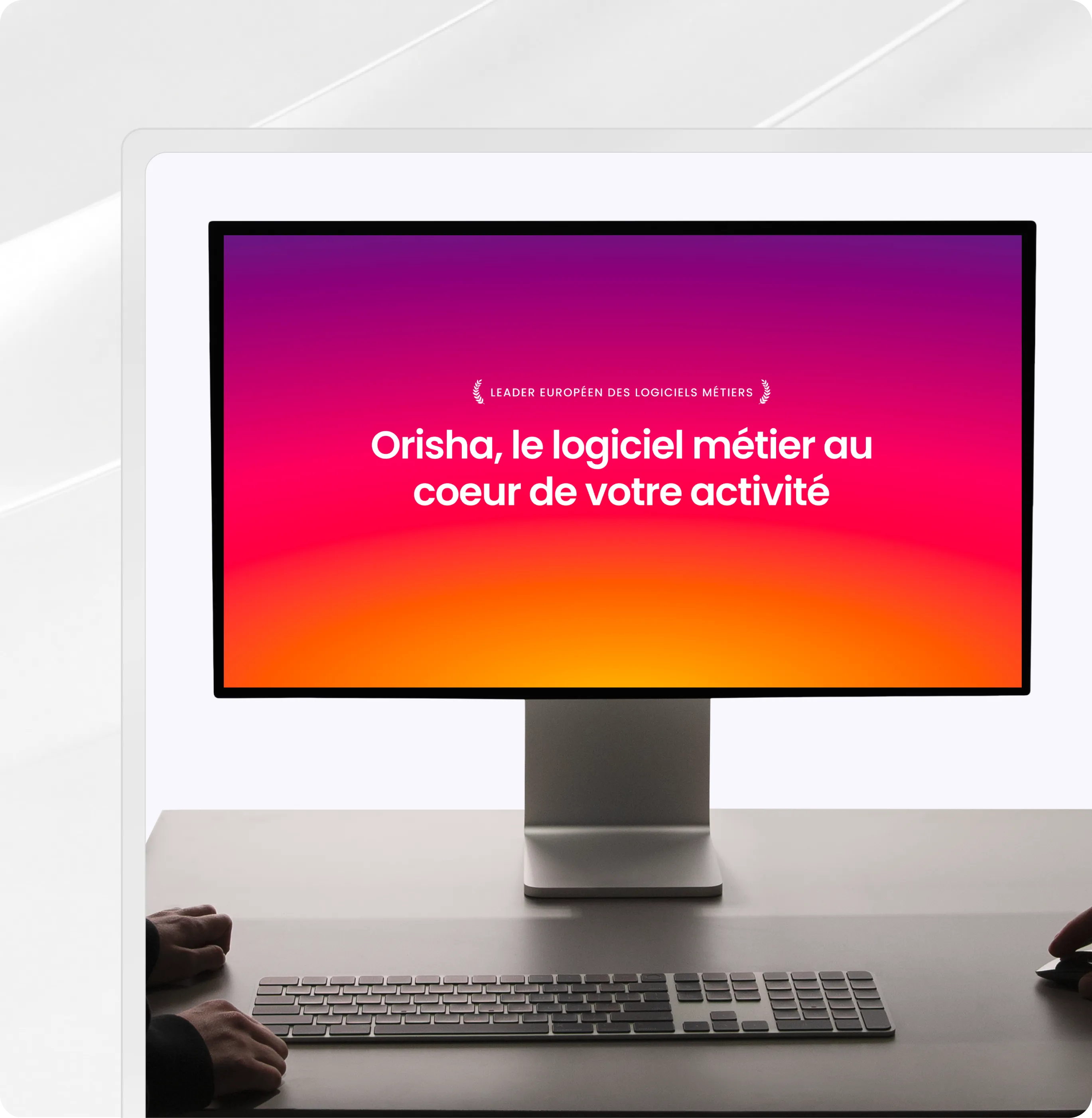 Écran d'ordinateur affichant du texte sur le logiciel de gestion Orisha avec un clavier et les mains sur un bureau.