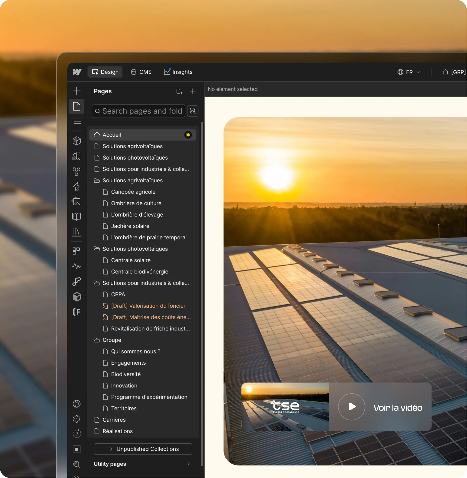 Capture d'écran de l'interface CMS d'un site Web montrant des panneaux solaires au coucher du soleil avec des options de menu en français.