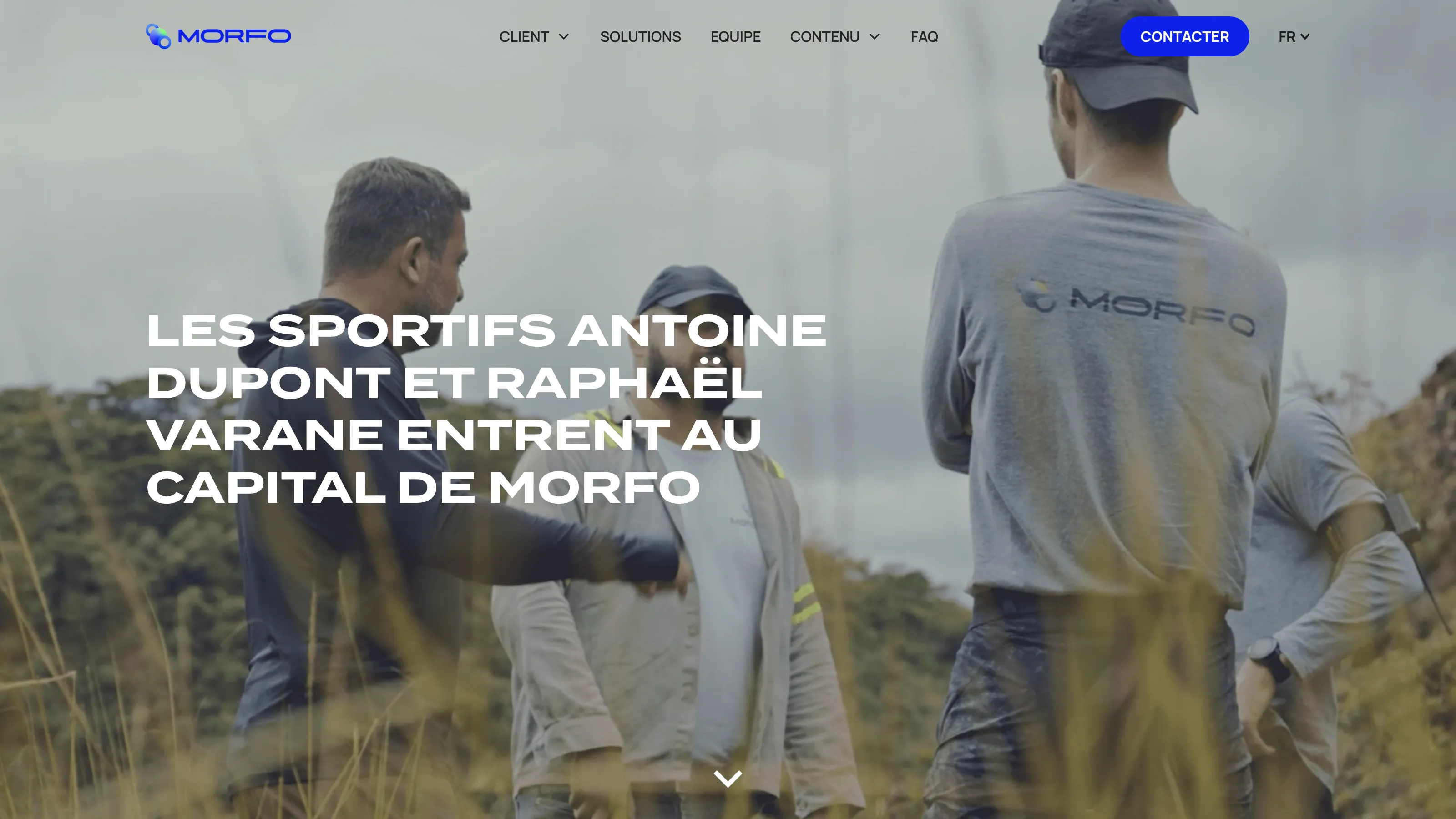 Trois hommes de l’équipe Morfo discutent sur le terrain ; Antoine Dupont et Raphaël Varane investissent dans Morfo.