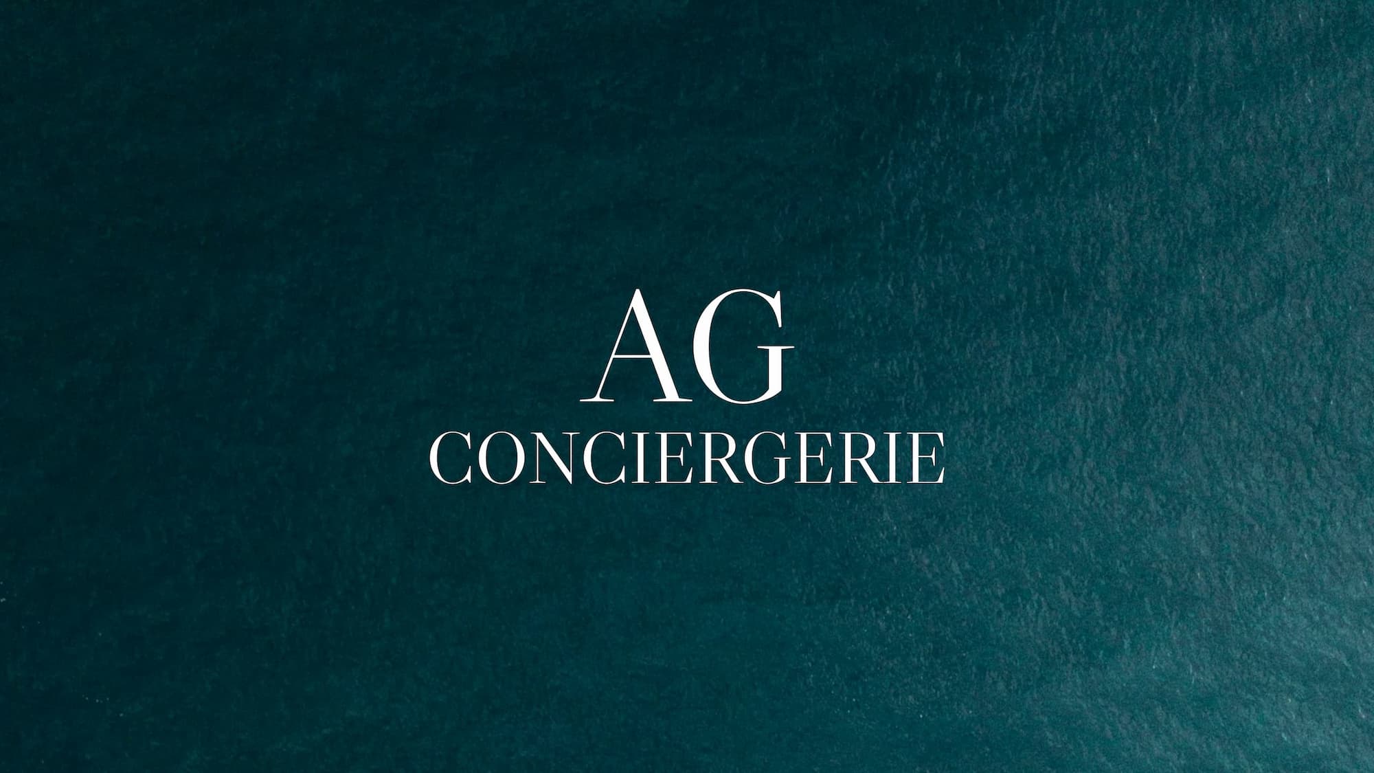 Écran avec le logo « AG Conciergerie » sur fond bleu texturé.
