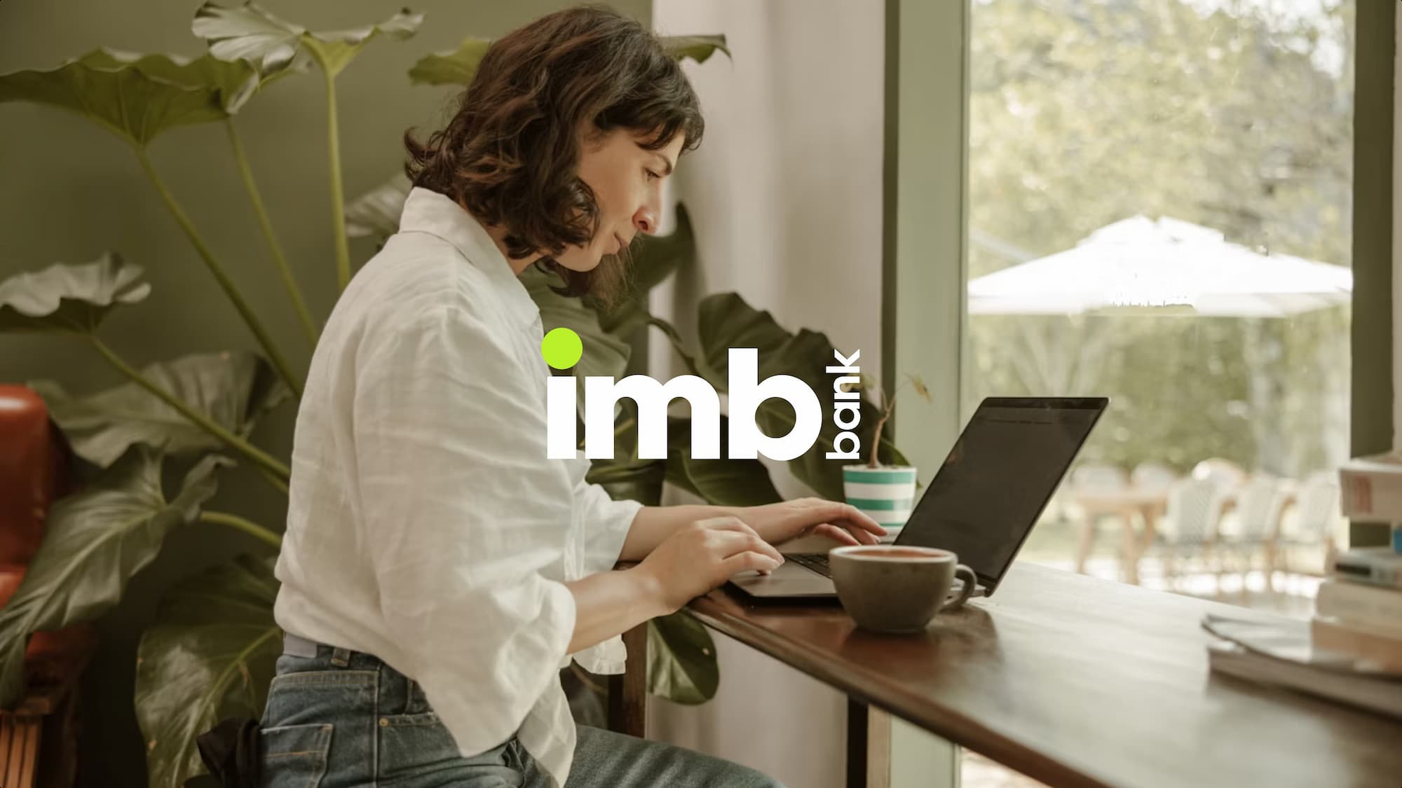 Une femme avec un ordinateur effectuant le processus de vérification