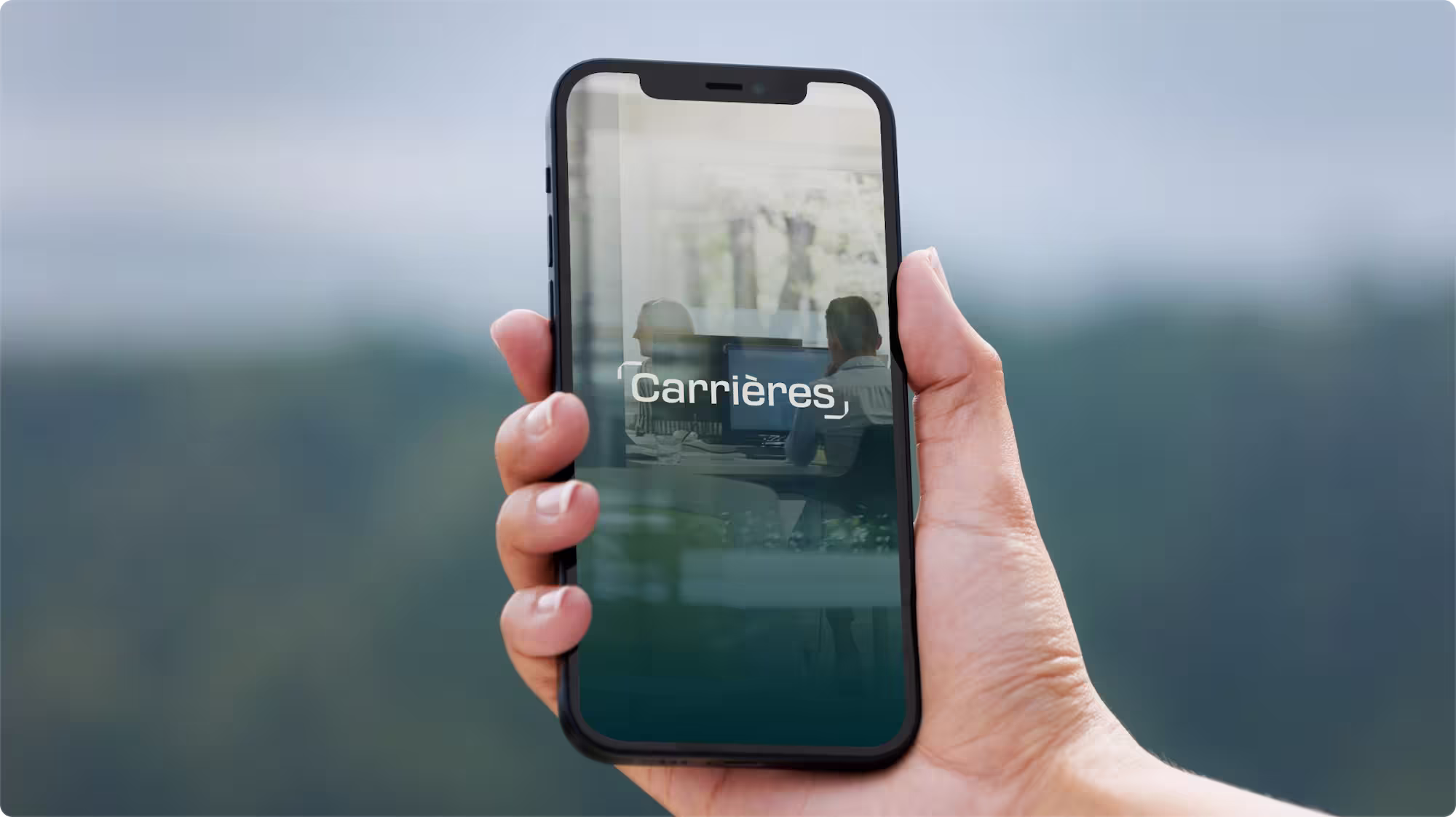 Le site Web de TSE s'ouvre dans un iPhone tenu dans une main