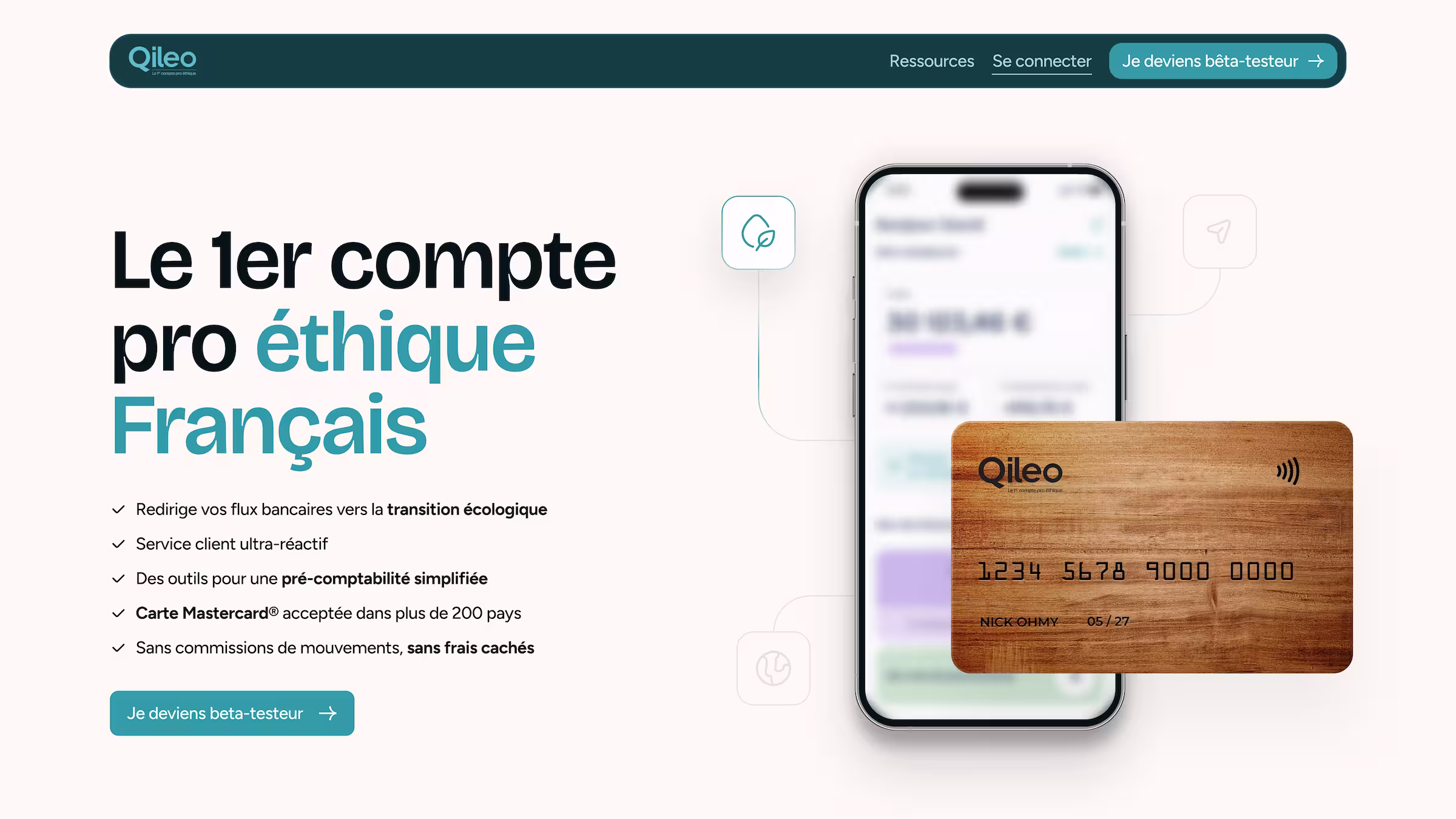Photo de la hero du site web de la banque Qileo avec une image d'un téléphone avec l'application bancaire et une carte bleu par dessus 