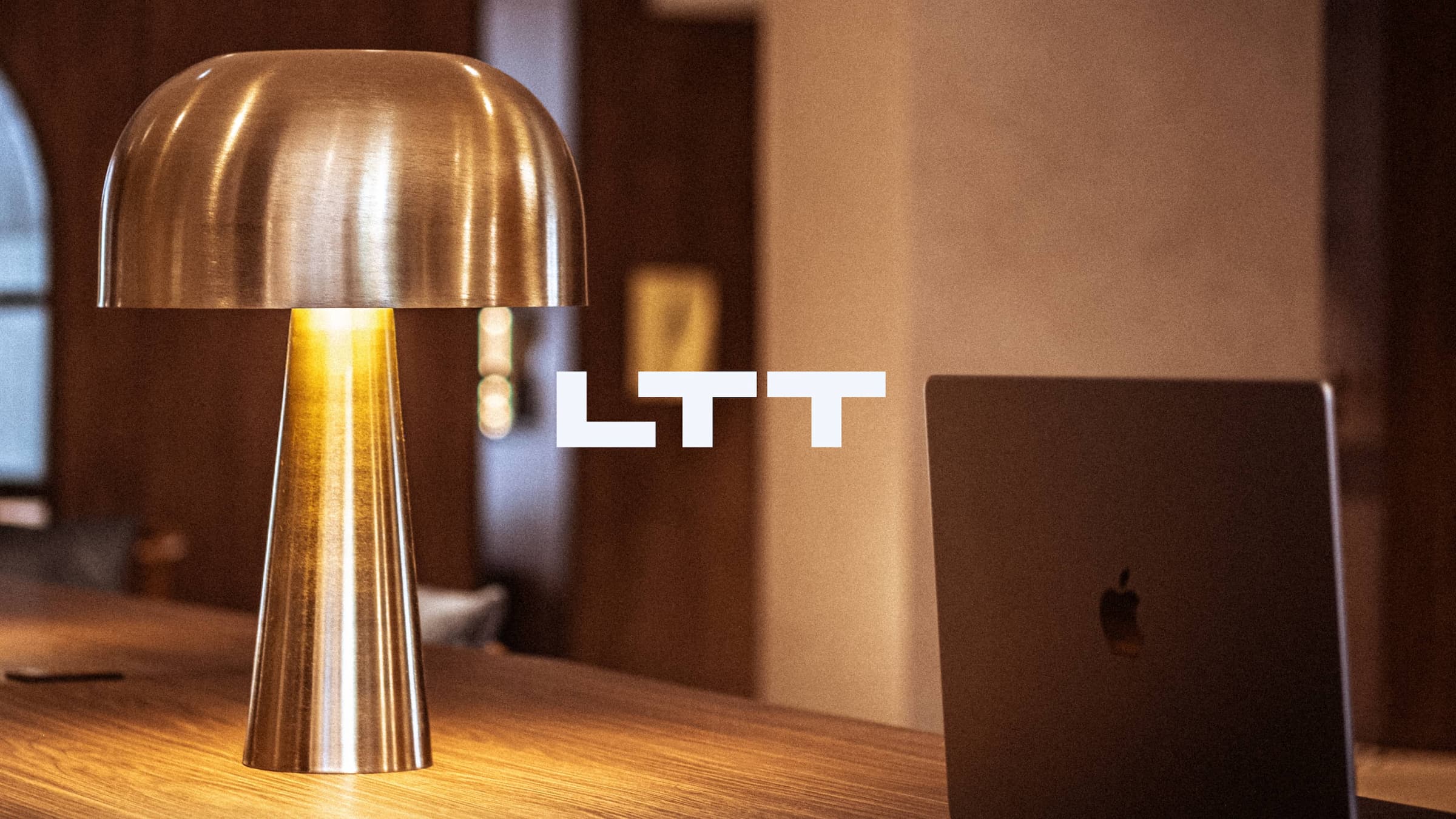 Lieu télétravaillable avec un ordinateur et des prises