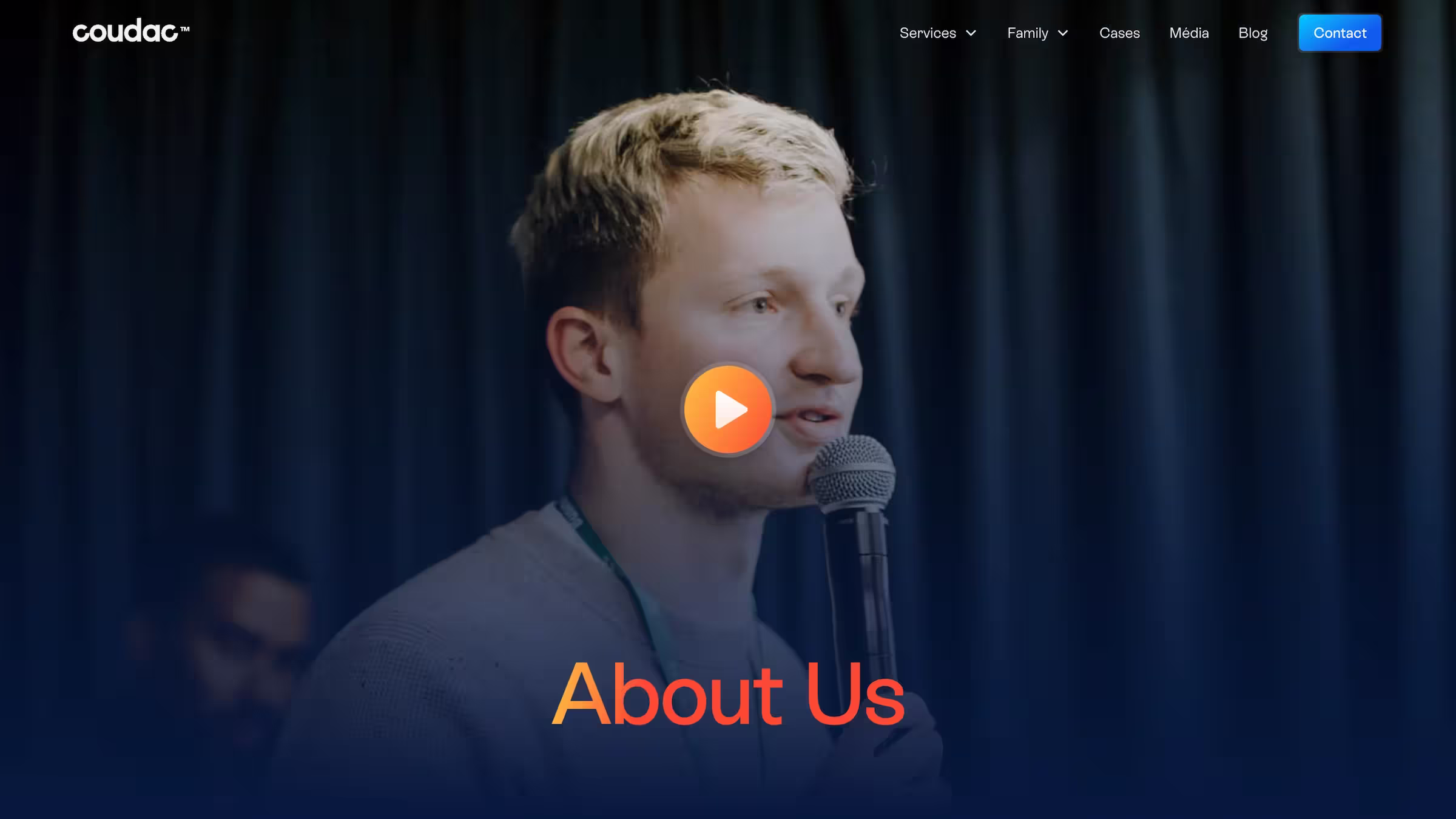 Photo of Théo Lion with a microphone in hand on the About Us page of Coudac.