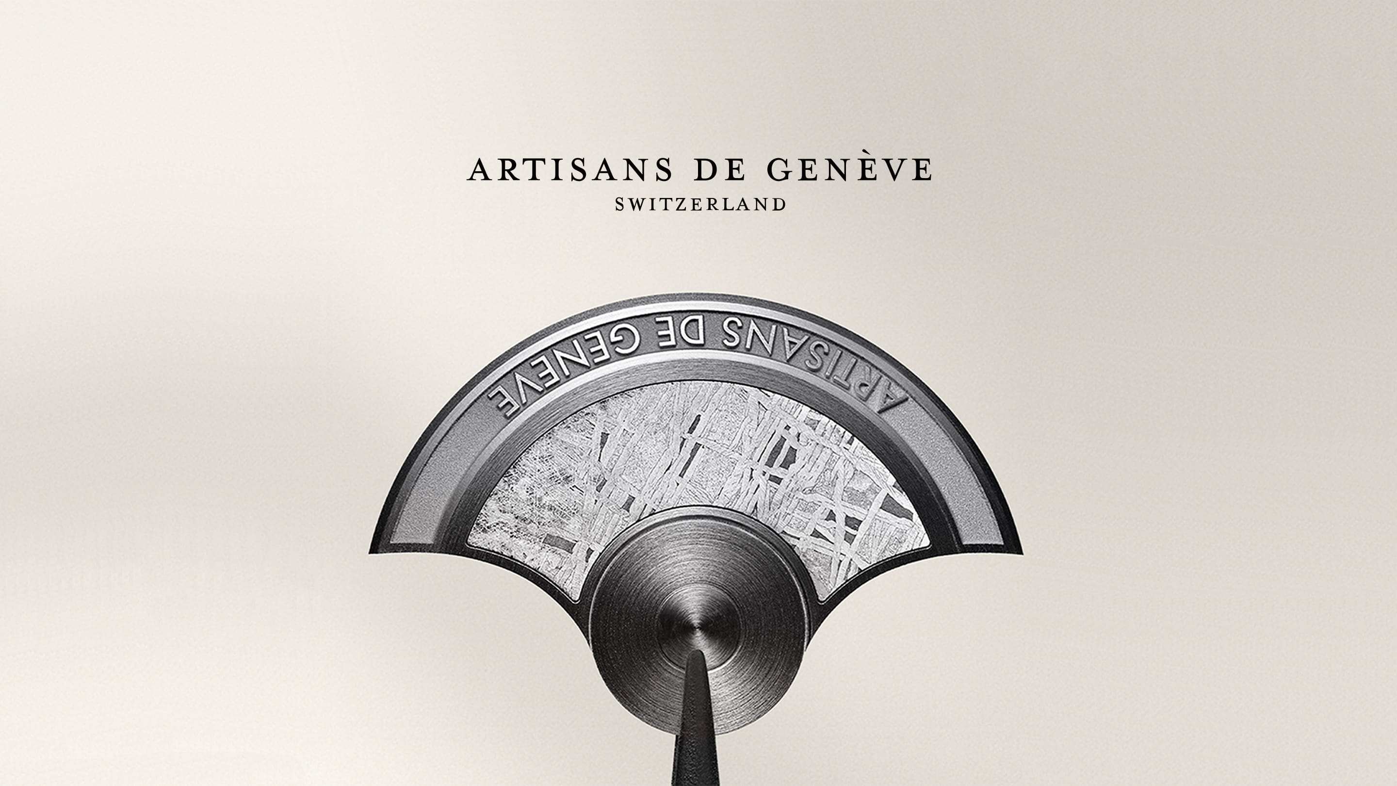 Vue rapprochée d’un rotor personnalisé Artisans de Genève, gravé de motifs détaillés, sur un fond beige minimaliste.