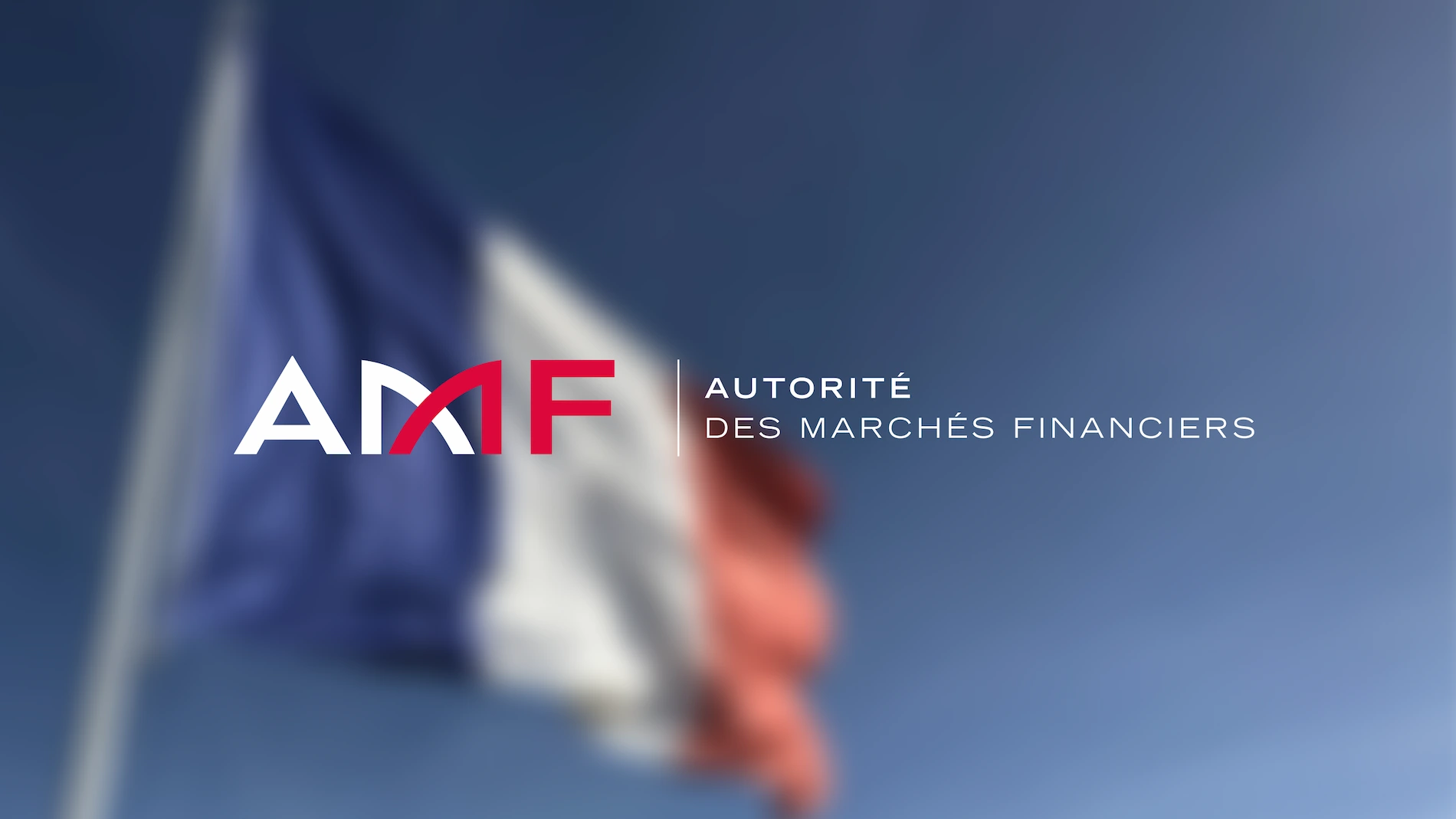 photo du logo de l’AMF avec un drapeau français en arrière-plan