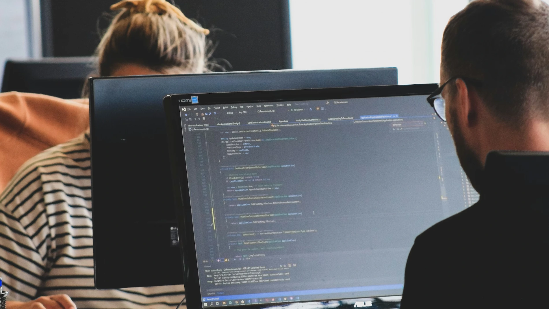 Photo d’un responsable de la sécurité informatique pris de dos devant son écran pour illustrer les enjeux du règlement DORA.