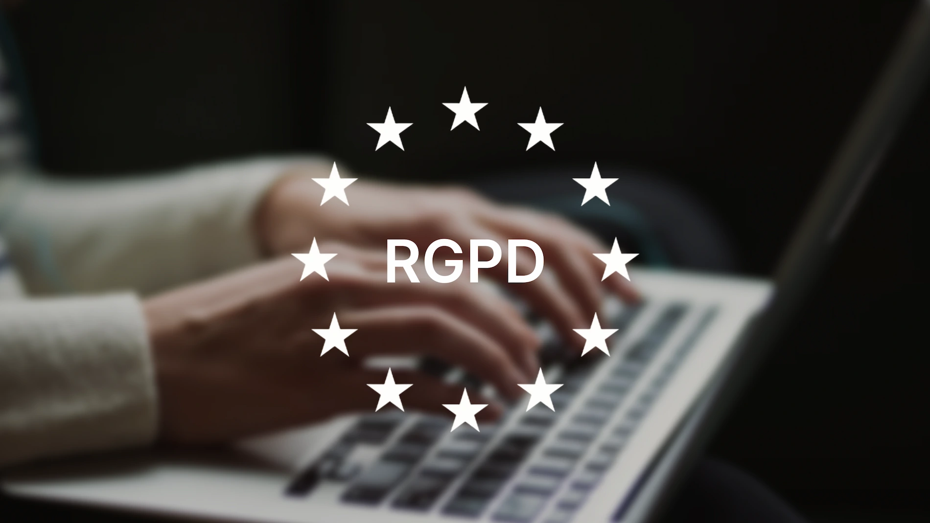 photo illustrant le RGPD avec les étoiles du drapeau européen et une personne en arrière-plan devant son ordinateur