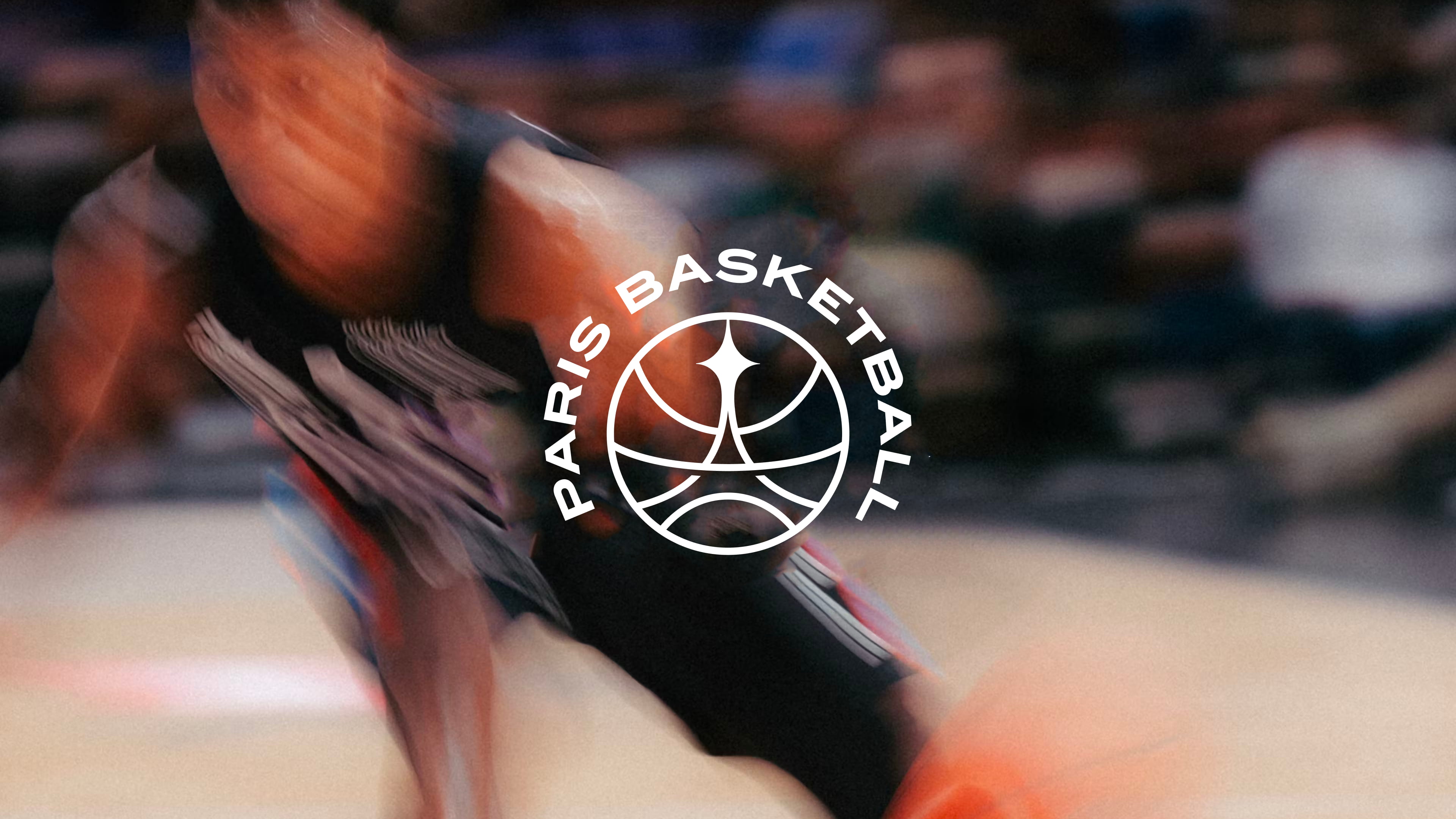 Logo de Paris Basketball superposé à l'action en cours de match, illustrant l'énergie et la dynamique du club
