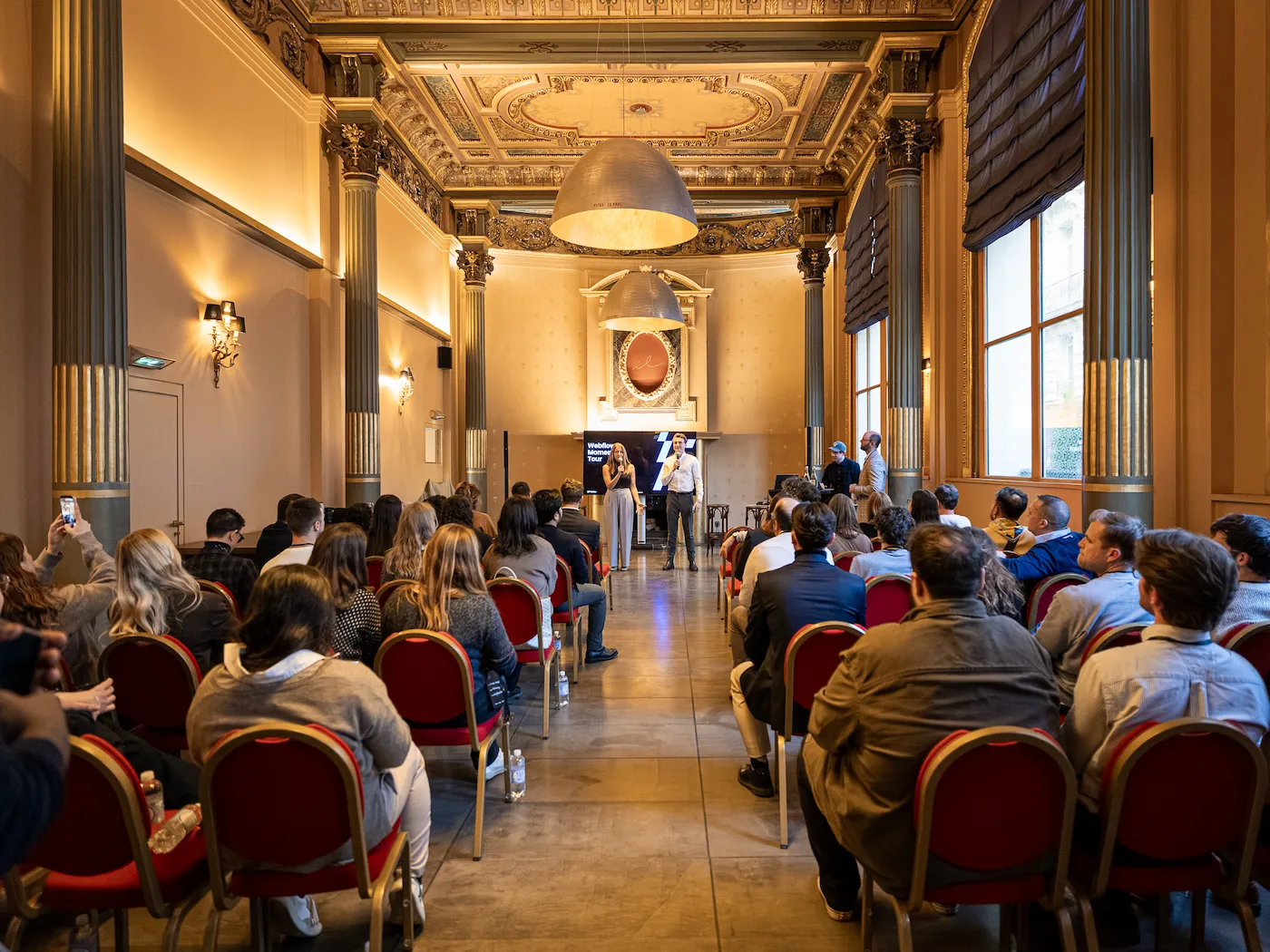 Vue de la salle lors du Webflow Momentum Tour 2.0 à Paris, avec les intervenants sur scène face à une audience de professionnels du marketing et de la croissance.