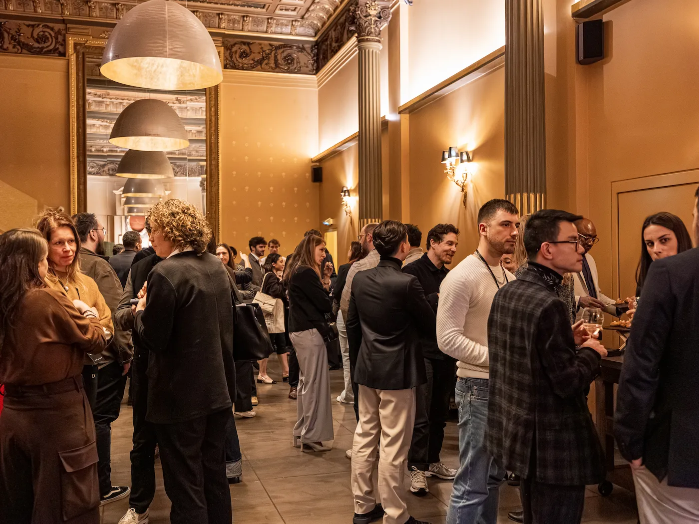 Moment de networking lors du Webflow Momentum Tour 2.0 à Paris, avec des participants échangeant autour de cocktails dans un cadre élégant.