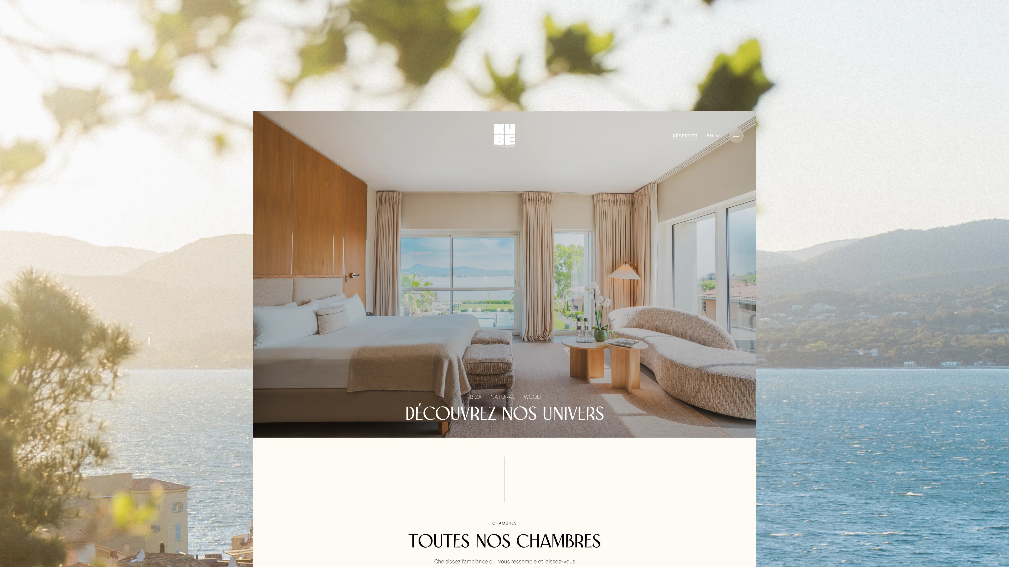 Chambre d'hôtel de luxe avec vue sur la mer sur le site web de Kube Saint-Tropez, design premium et immersif