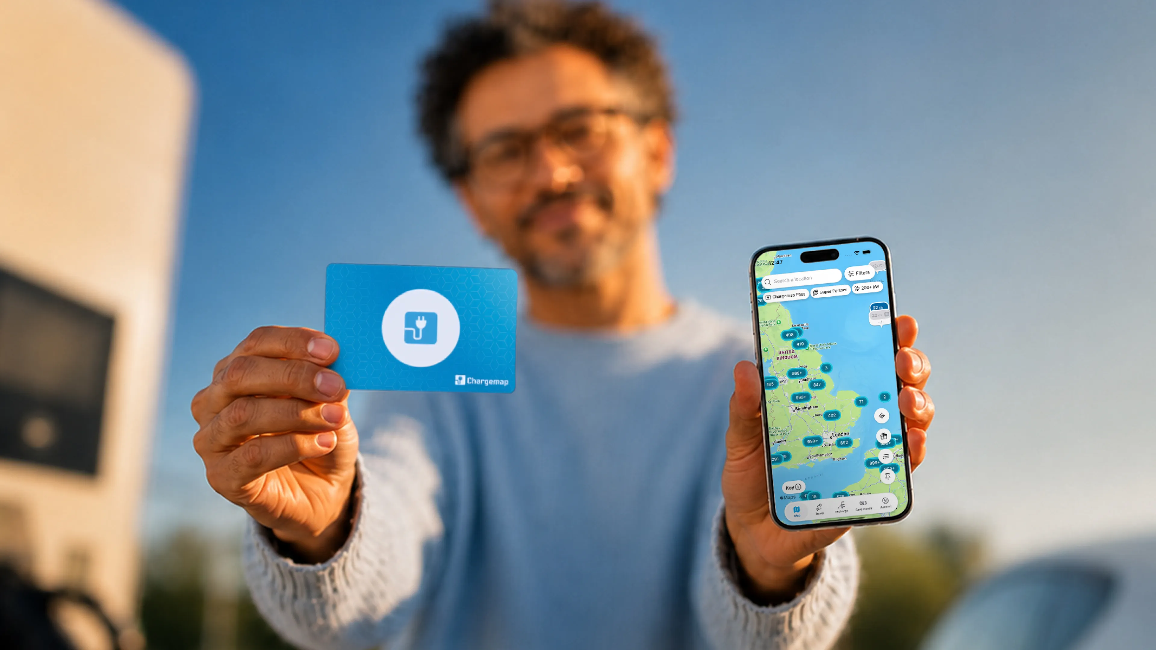 Un utilisateur présente la carte Chargemap Pass et l’application mobile Chargemap, illustrant le principal écosystème européen de recharge pour véhicules électriques avec plus d’un million de points de recharge.