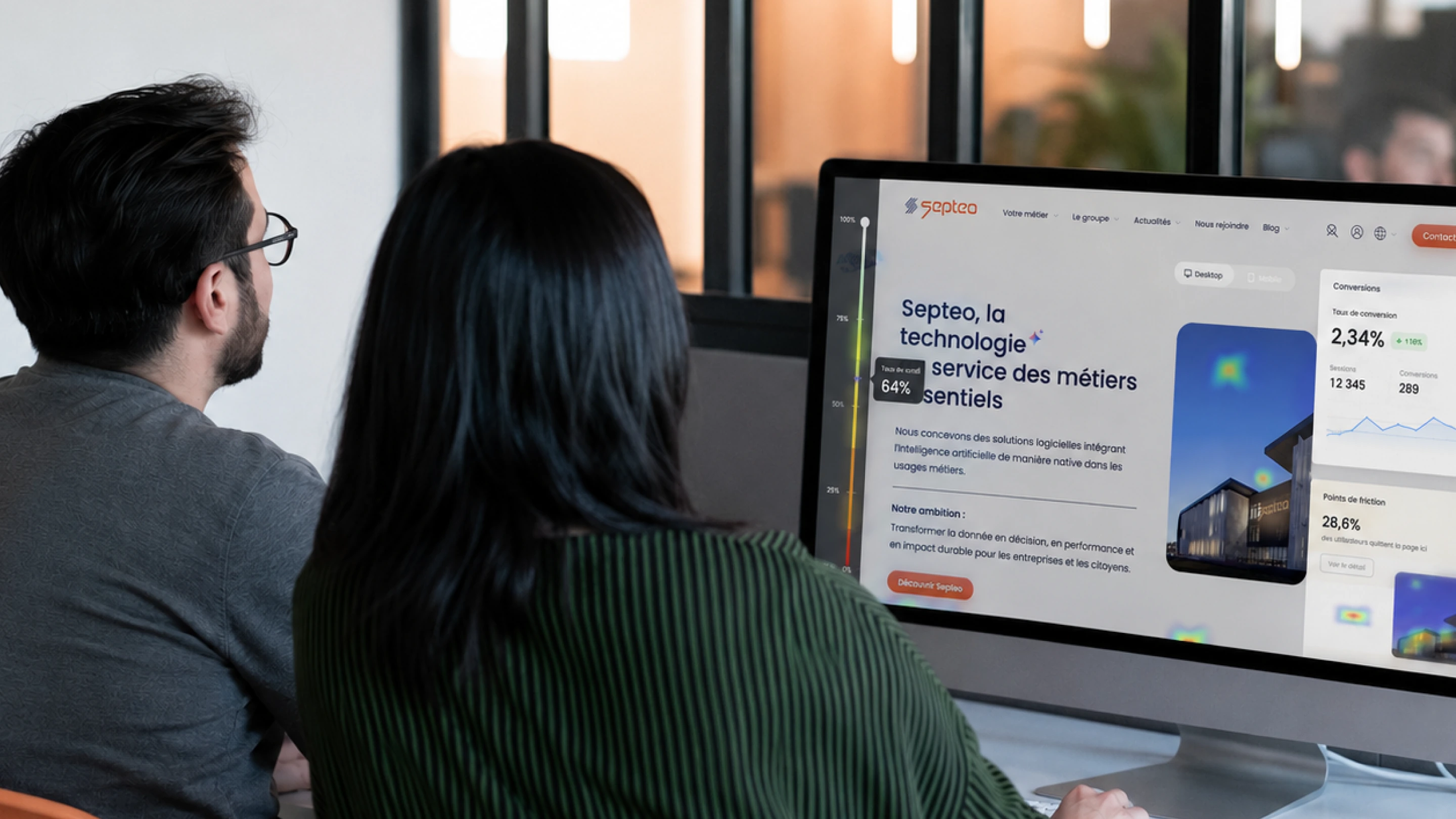 Deux personnes des équipes Septeo et Digidop qui collaborent sur la stratégie web du Groupe Septeo