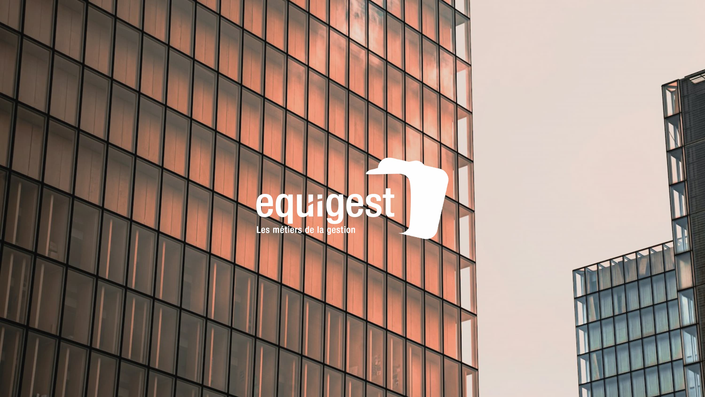 Logo Equigest sur la façade vitrée d’un immeuble de bureaux