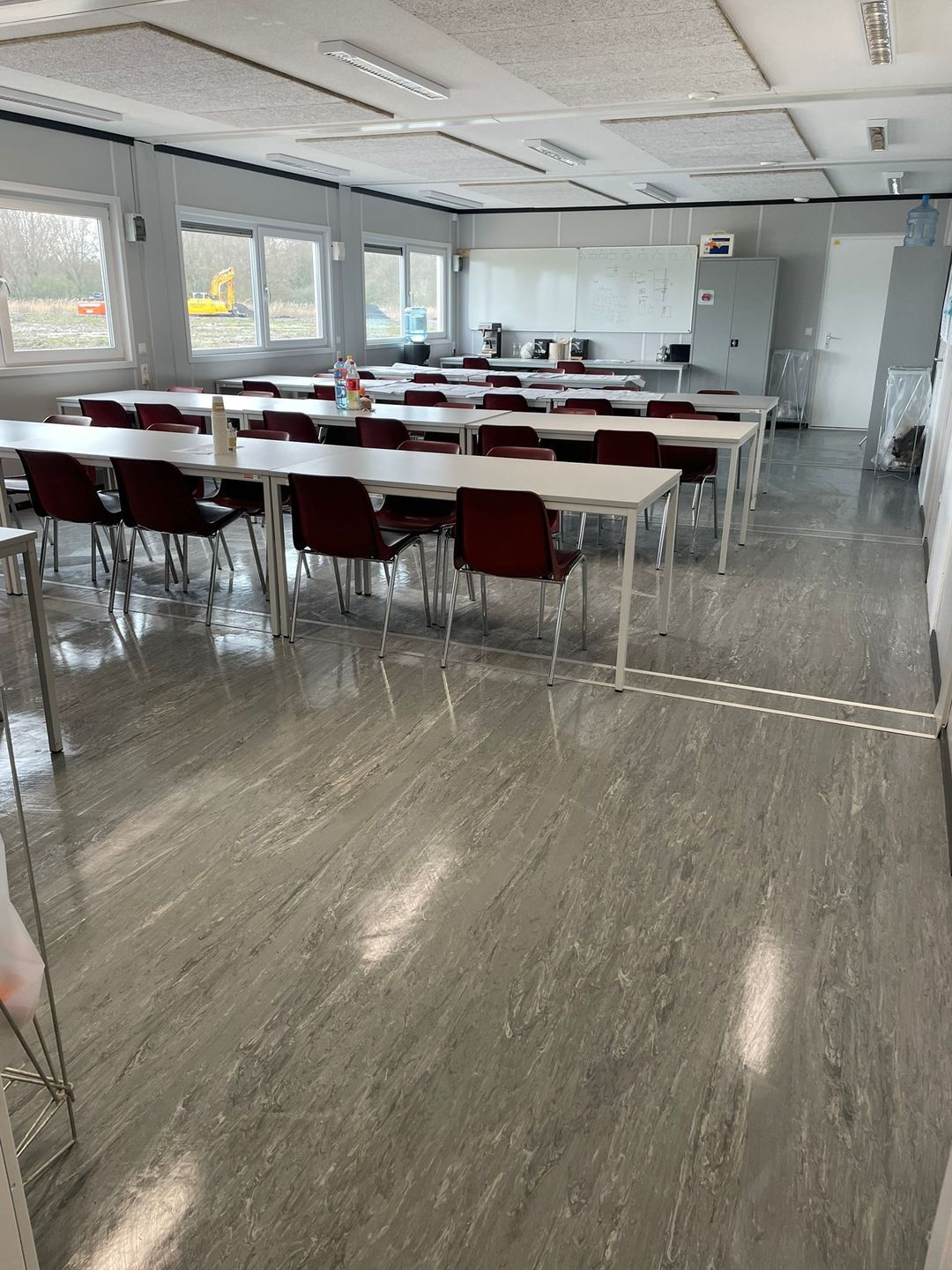 Schoonmaker aan het schoonmaken