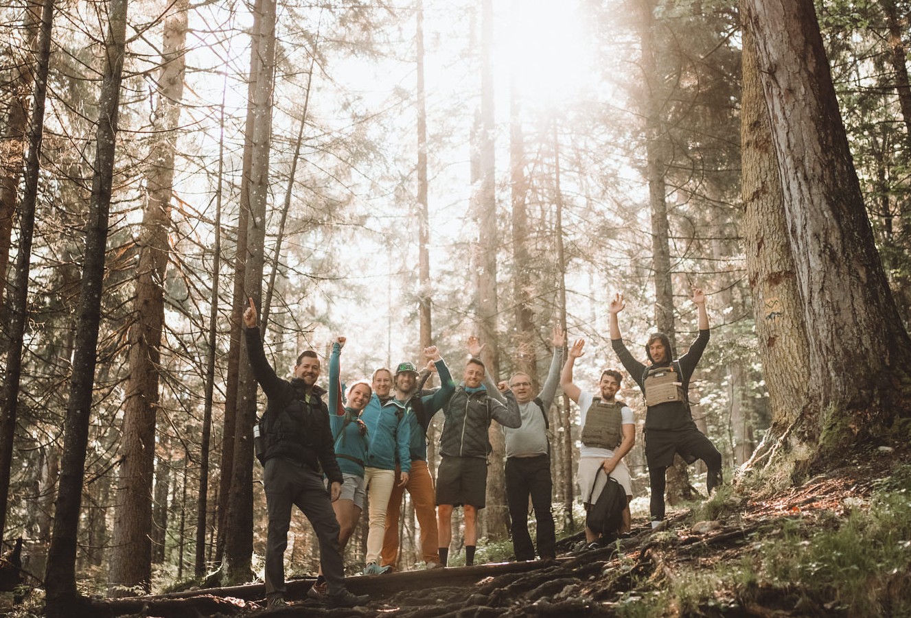 Teilnehmer strecken glücklich ihre Arme in die Luft
