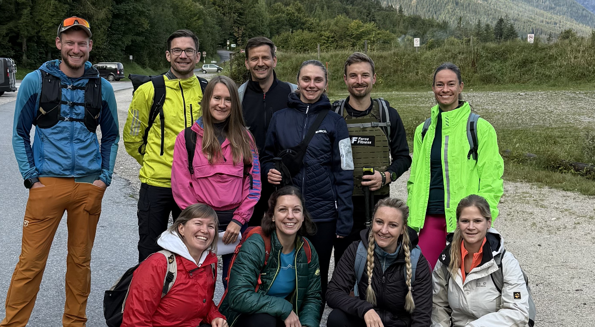 Motivierte Gruppe von Unternehmern auf einem von Lisa Grubers Netzwerkevents mit Sport und Outdoor - Querformat