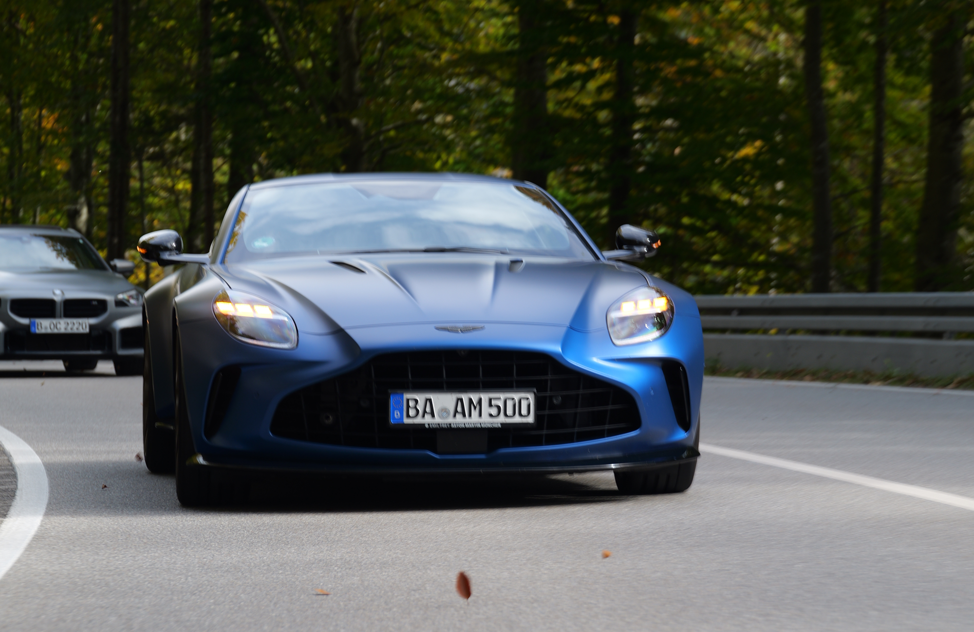 Aston Martin auf Passstraße bei Lisa Gruber Events