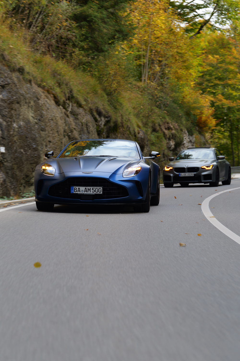 Dolomites Dance bei Cars and Capital, Aston Martin vor BMW M