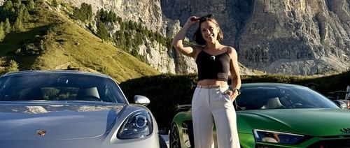 Lisa Gruber bei Cars and Capital Dolomites Dance vor Felswand und Porsche und Audi R8