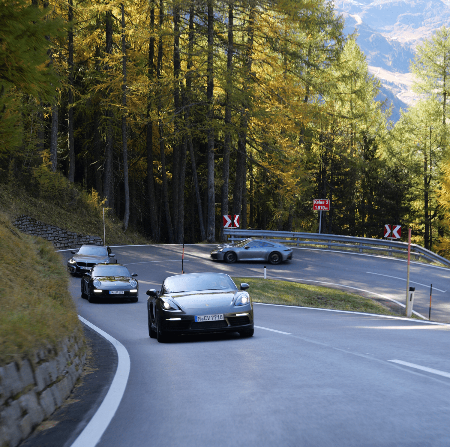 Sportwagenausfahrt in die Dolomiten, Porsche und BMW M auf dem Bild, von Lisa Gruber Events