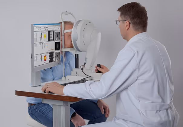 Oftalmólogo haciendo diagnóstico