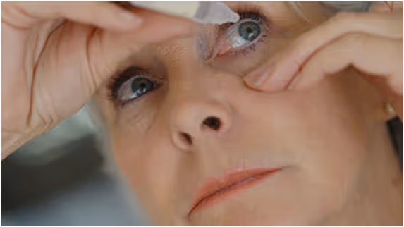 Señora usando gotas para tratar glaucoma