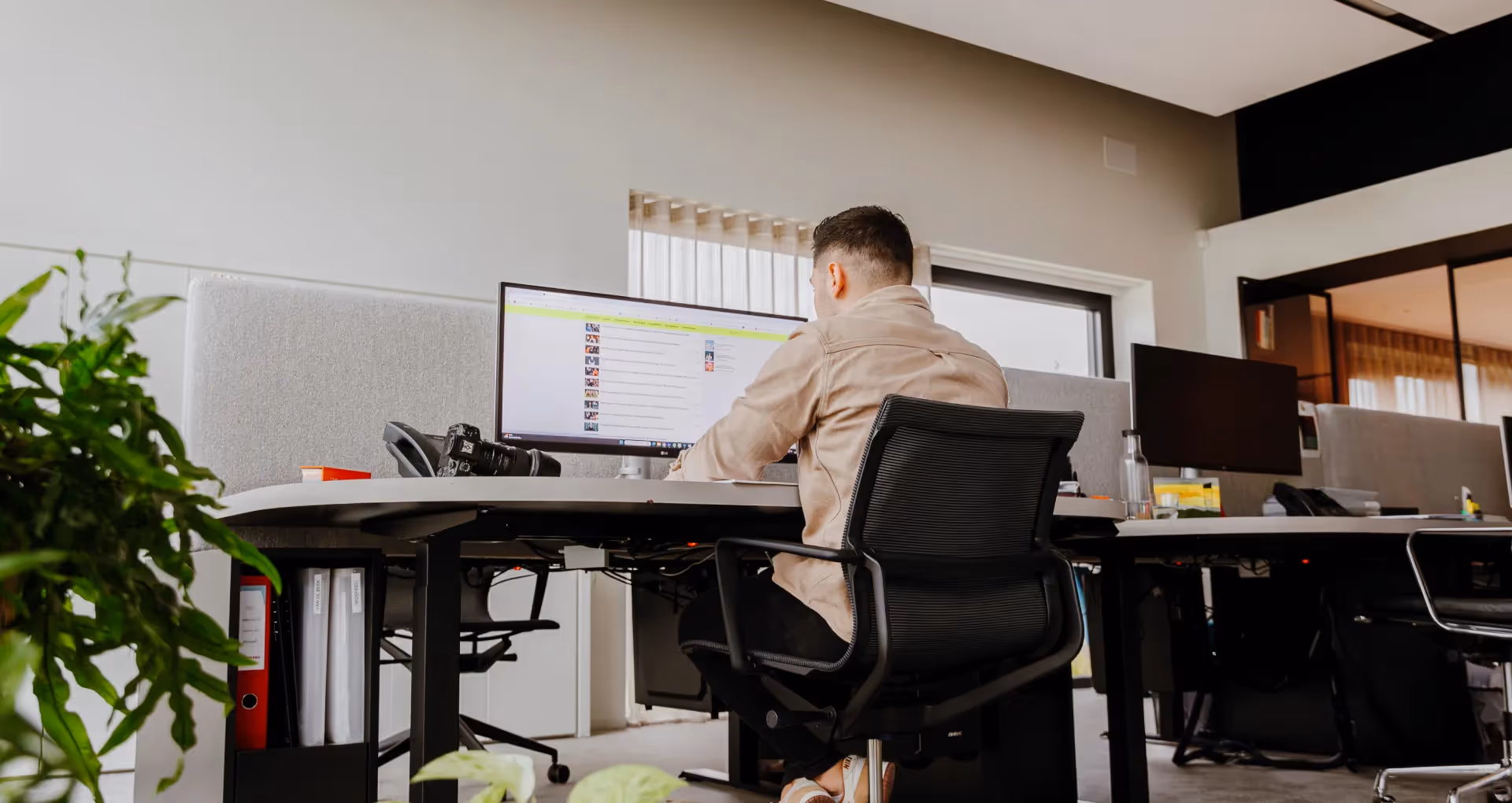 Werken aan computer, marketing agency Hiddek