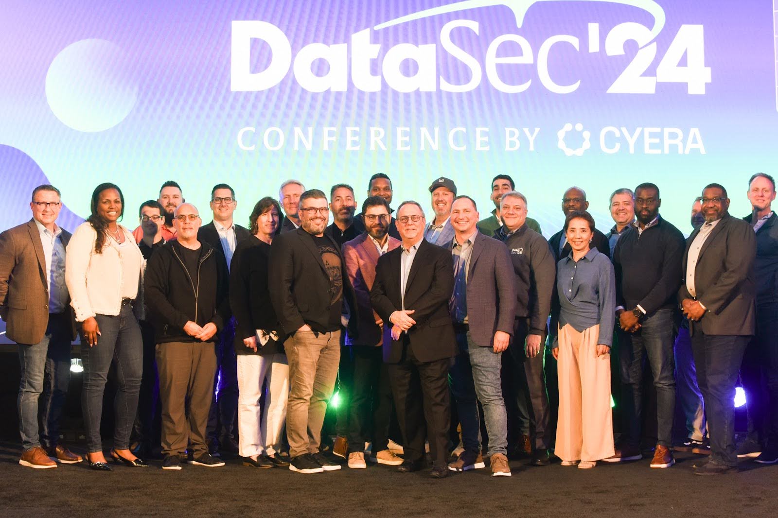 Grupo de profesionales en la conferencia Cyera DataSec ’24
