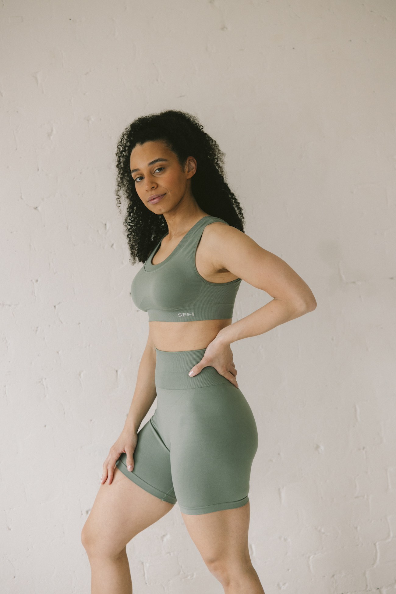 Danielle Lennon Trainer WEGLOW home workouts for women with dumbbells