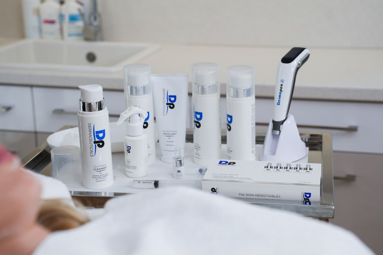 Mikrojehličkování nové generace: Dermapen 4 MD v rukou lékaře