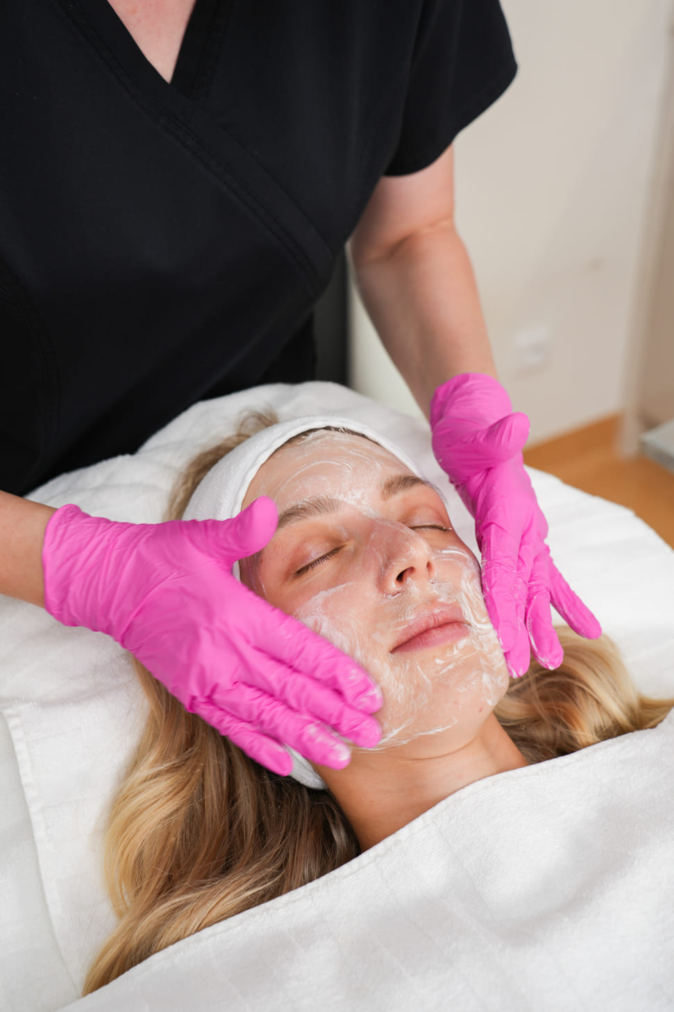 Zena pri osetreni dermapen mikrojehlickovani v LE CLINIC