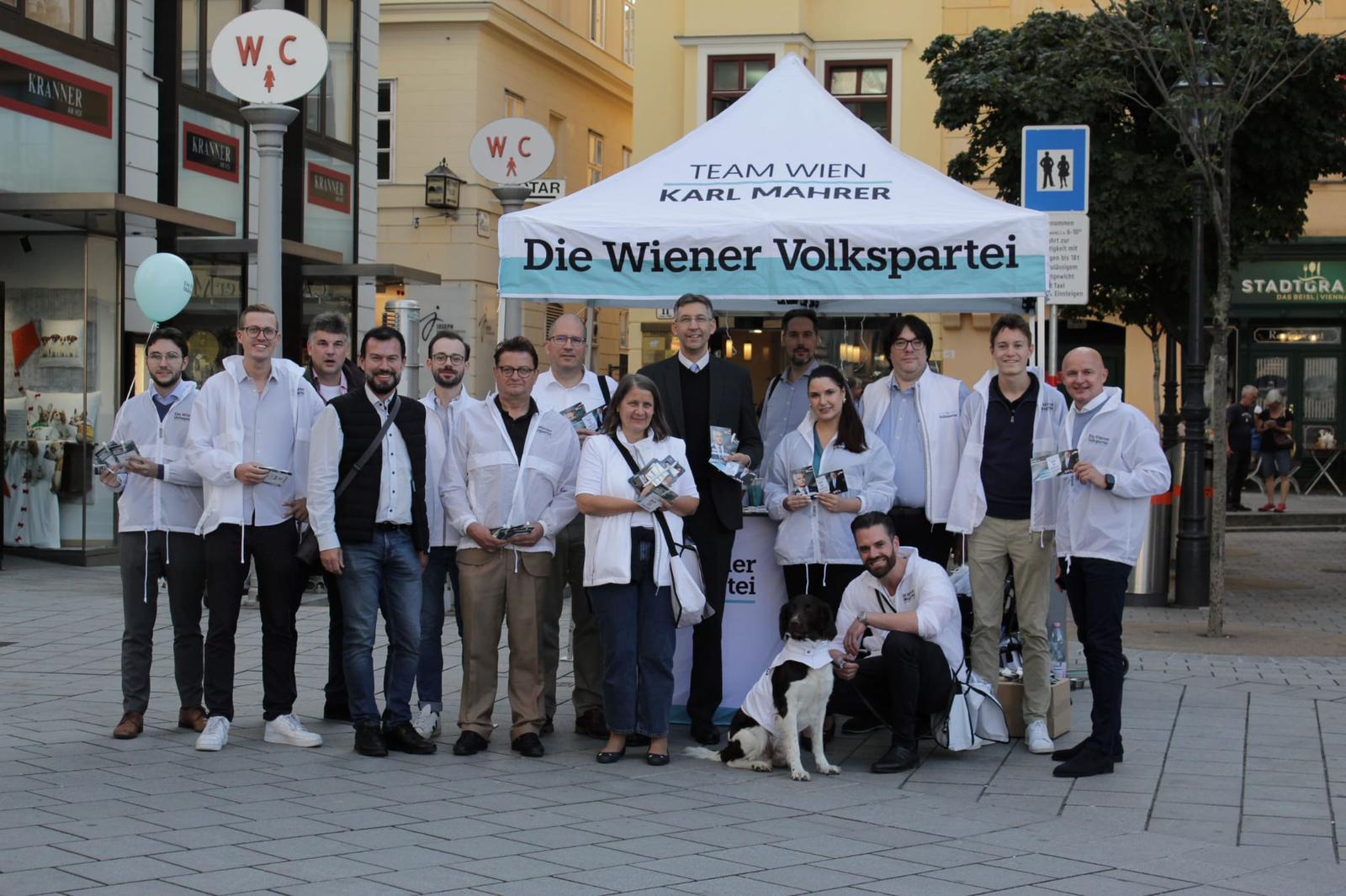 Mitglieder der ÖVP Inneren Stadt bei einer Verteilaktion