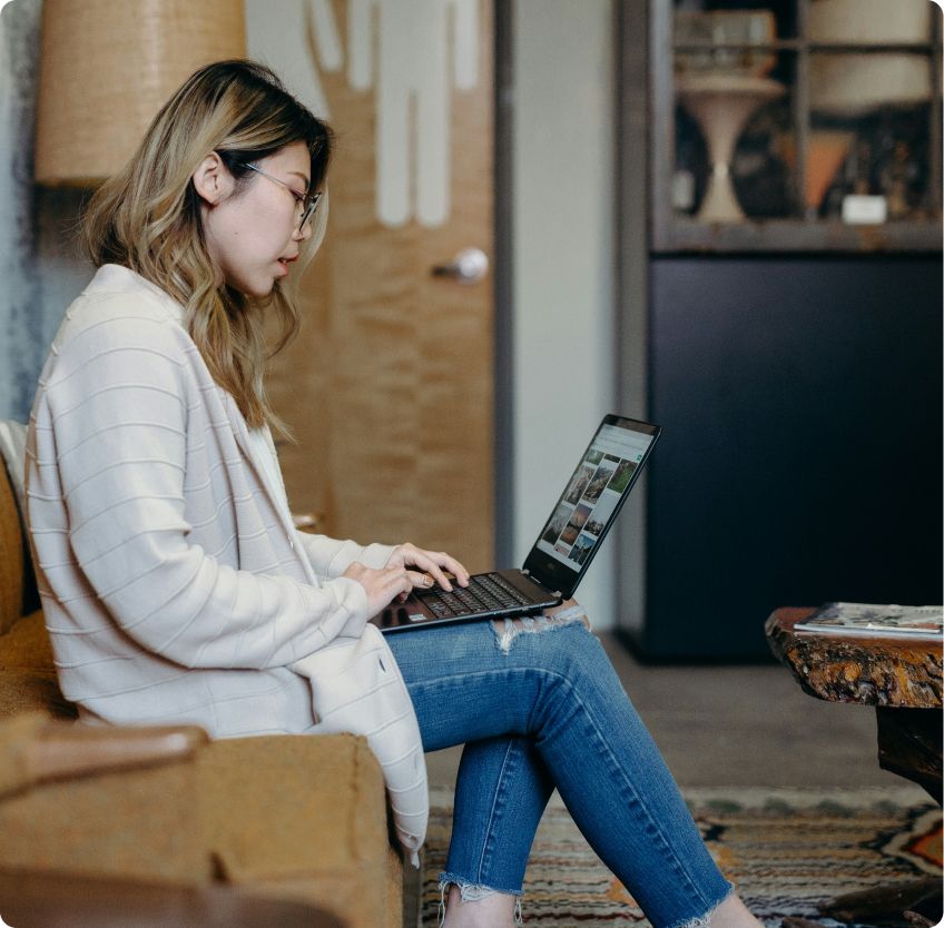 girl using her laptop